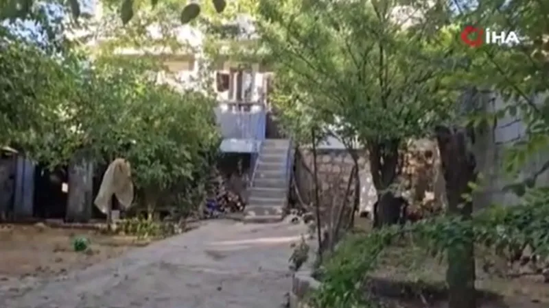 10 ve 14 yaşlarındaki 2 kızını uykularında bıçakladı!