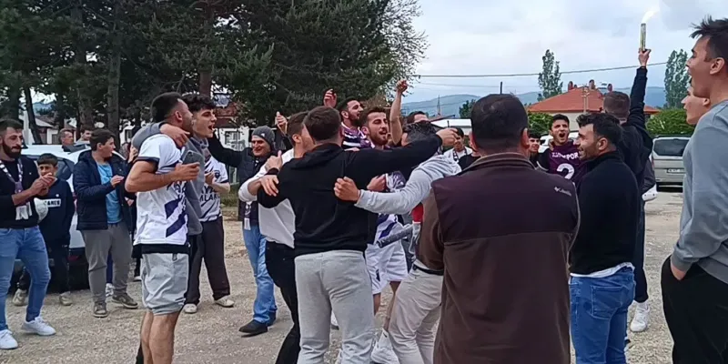 246 Taraftarı Olan Kınıkspor Destan Yazdı! Üst Lige Yükseldi