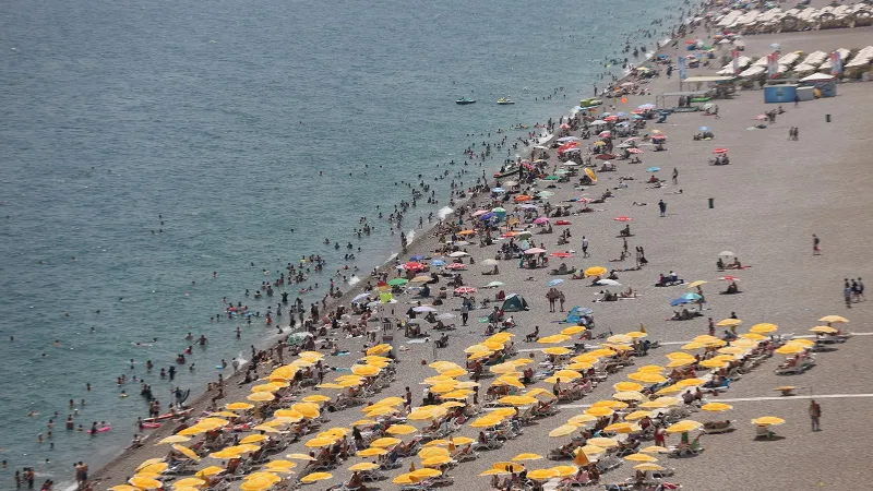 Antalya Sahilleri Bayramda Doldu Taştı! Tatilciler Akın Etti