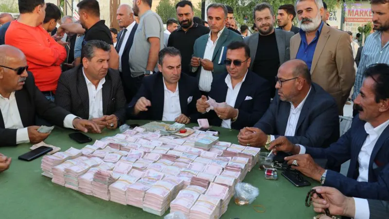 Aşiret Düğününde Altın Şoku! Gelin ve Damada Ne Taktılar?