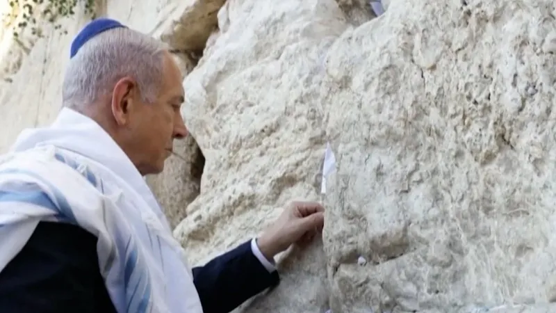 İran'a saldıran Netanyahu ağlama duvarına bu notu bıraktı