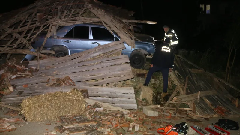 Kocaeli'nde Şok! Otomobil Samanlığa Uçtu: Sürücünün Akıbeti
