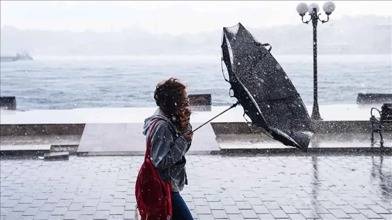 Meteoroloji'den kuvvetli sağanak ve rüzgar uyarısı: Sıcaklıklar düşecek mi?