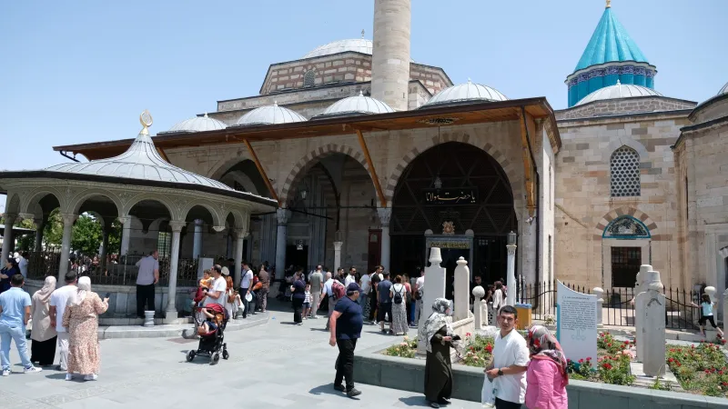 Mevlana Müzesi'nde Bayram Coşkusu: Ziyaretçi Akını!