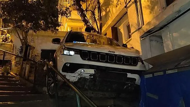 Beşiktaş'ta Şoke Eden Kaza! Cip Bina Boşluğuna Uçtu!