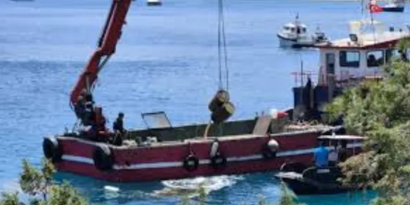 Muğla'da Deniz Dibinden Şoke Eden Görüntüler: 50 Ton Atık Çıkarıldı!