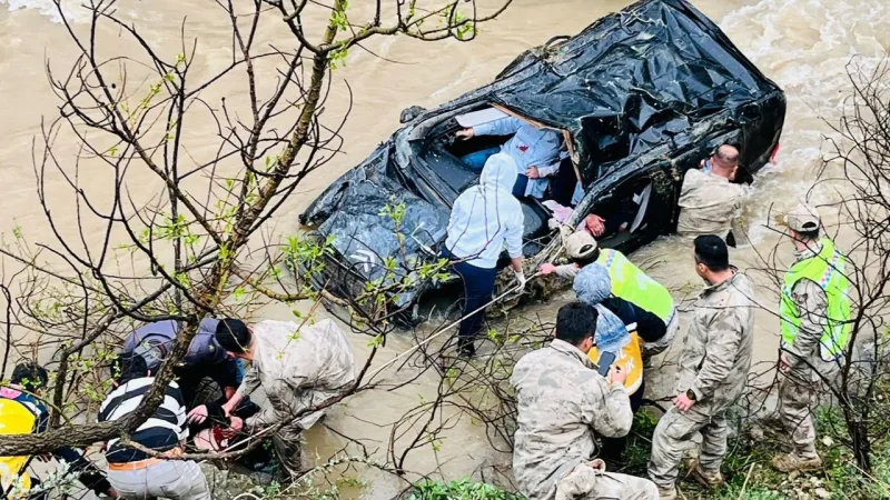 Gümüşhane'de Kan Donduran Kaza! Otomobil Dereye Uçtu: 1 Ölü, 4 Yaralı