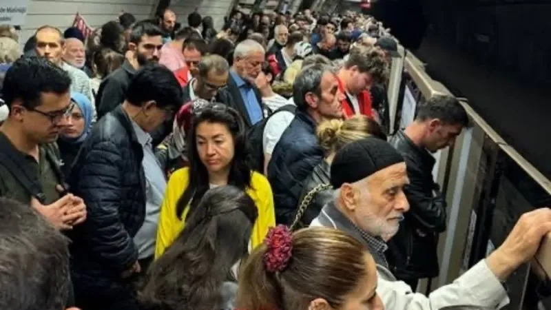 İstanbul Metrosu Yine Çöktü! Vatandaşlar İşe Gidemedi!