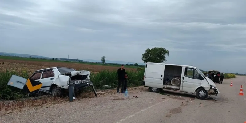 Minibüs Park Halindeki Araca Çarptı! Bursa'da Kan Donduran Kaza