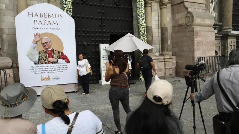 Papa 14. Leo Peru'yu Salladı! İşte Olay Yaratan Görüntüler