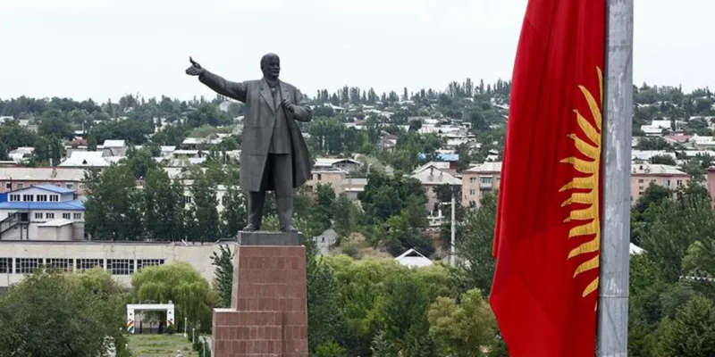 Lenin Heykeli Yıkıldı! Orta Asya'nın En Büyüğüydü, Şimdi Ne Oldu?
