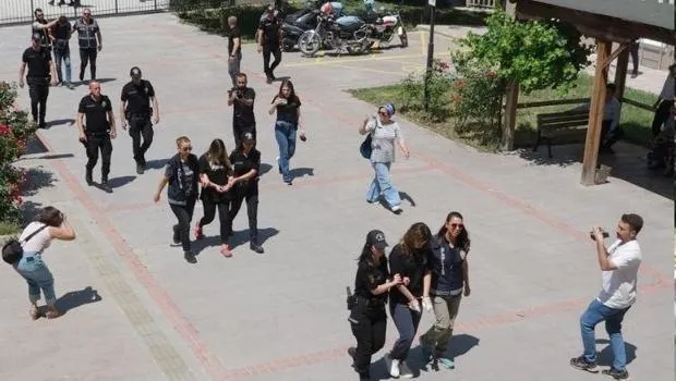 Özge cinayetinde 4 şüpheli adliyede! Şüpheli eş 'Özge nerede' diyerek gözyaşı dökmüş