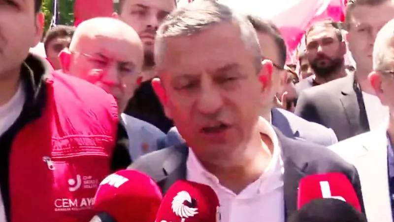 Özgür Özel'den AKP'li Gençlere Çağrı: O Topu Geri Alın!