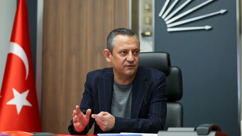 Özgür Özel: Çocukları için sıkıntılara göğüs geren tüm babaların Babalar Günü kutlu olsun