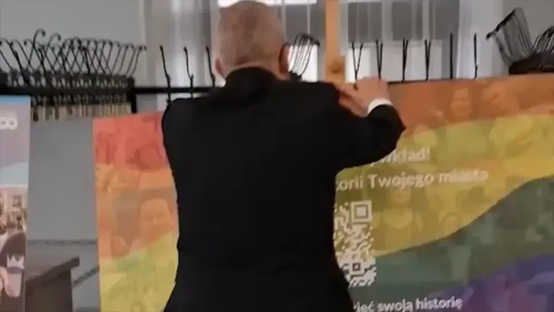 Polonya parlamentosunda LGBT skandalı! Polonyalı Vekil Braun sapkınlığı ayaklarıyla çiğnedi: "Kamusal rezaleti önlüyorum"
