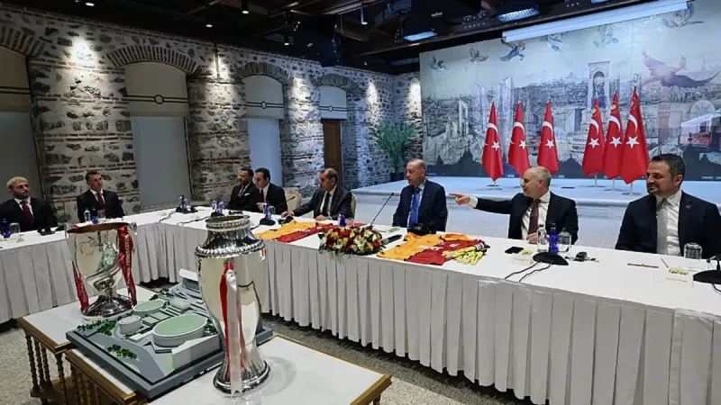 Şampiyon Dolmabahçe'de! Başkan Erdoğan Galatasaray'ı ağırladı | Osimhen'den forma hediyesi