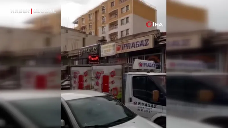 Siirt'te fırtına nedeniyle arabalar hasar aldı