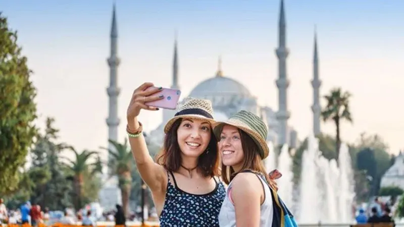Turist sayısı ilk dört ayda ılımlı geriledi