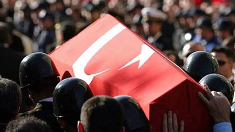 Yerlikaya duyurdu: Aranan şahsı yakalamaya çalışan bir asker, araziden düşerek şehit oldu